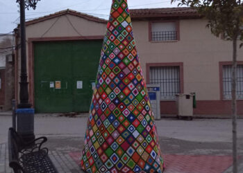 Un espectacular árbol de ganchillo de ocho metros inaugurará la Navidad en Villar de Cañas