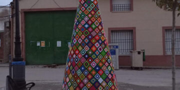 Un espectacular árbol de ganchillo de ocho metros inaugurará la Navidad en Villar de Cañas