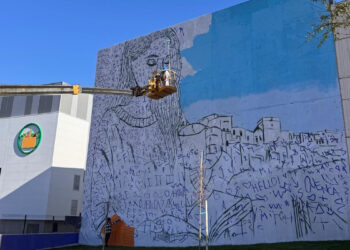 Un gran mural decorará la fachada de la Delegación Provincial de Hacienda y la empresa pública GEACAM