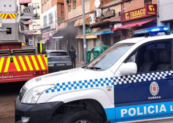 Un incendio en un local de la calle Hermanos Becerril obliga a cortar el tráfico en el centro de Cuenca