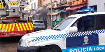 Un incendio en un local de la calle Hermanos Becerril obliga a cortar el tráfico en el centro de Cuenca
