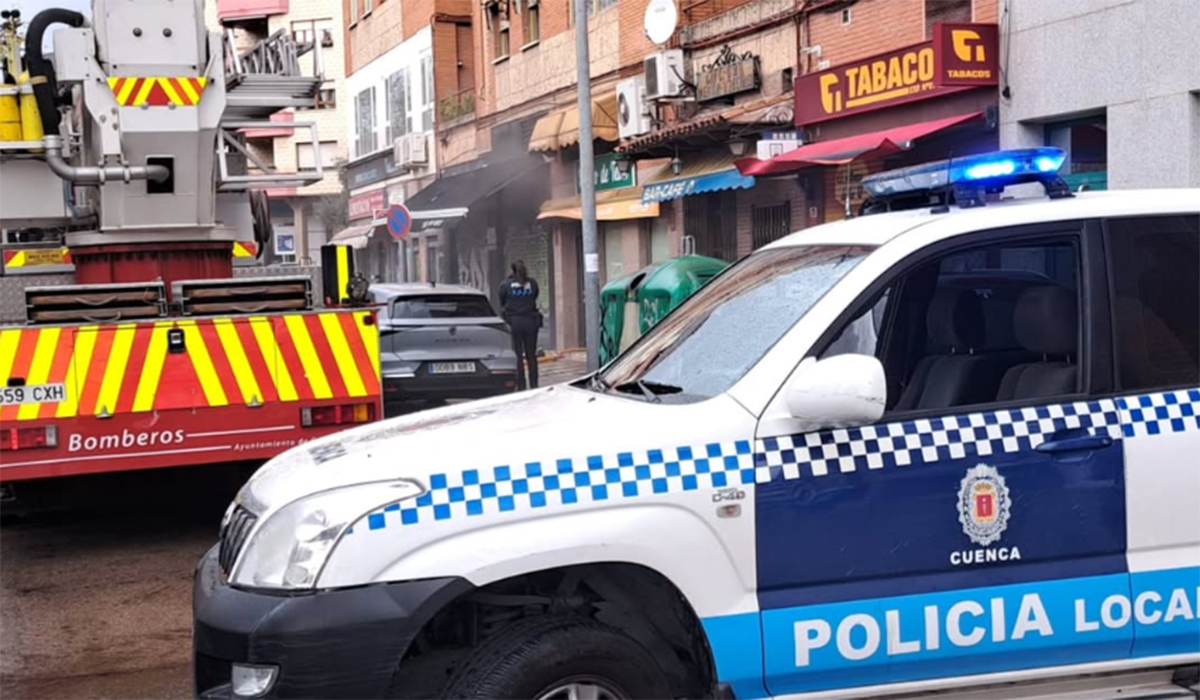 Un incendio en un local de la calle Hermanos Becerril obliga a cortar el tráfico en el centro de Cuenca