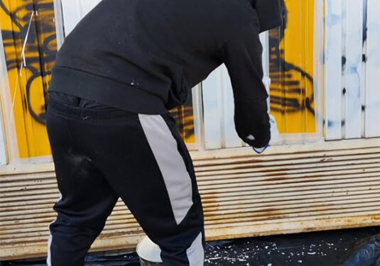 Un joven repara personalmente los daños de un grafiti en Cuenca 1 Un joven repara personalmente los daños de un grafiti en Cuenca