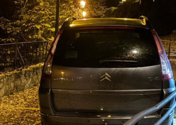 Un vehículo choca contra la barandilla en la subida a la ermita de las Angustias de Cuenca