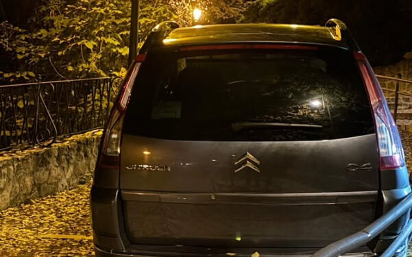 Un vehículo choca contra la barandilla en la subida a la ermita de las Angustias de Cuenca