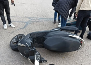 Una motorista es trasladada al hospital tras colisionar con un turismo en la Avenida Mediterráneo de Cuenca