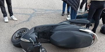 Una motorista es trasladada al hospital tras colisionar con un turismo en la Avenida Mediterráneo de Cuenca