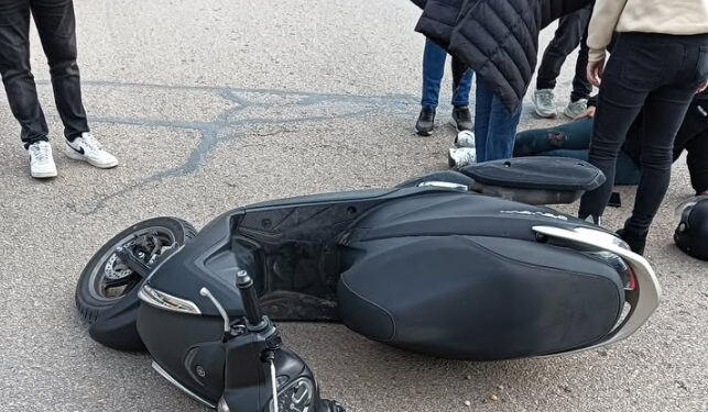 Una motorista es trasladada al hospital tras colisionar con un turismo en la Avenida Mediterráneo de Cuenca