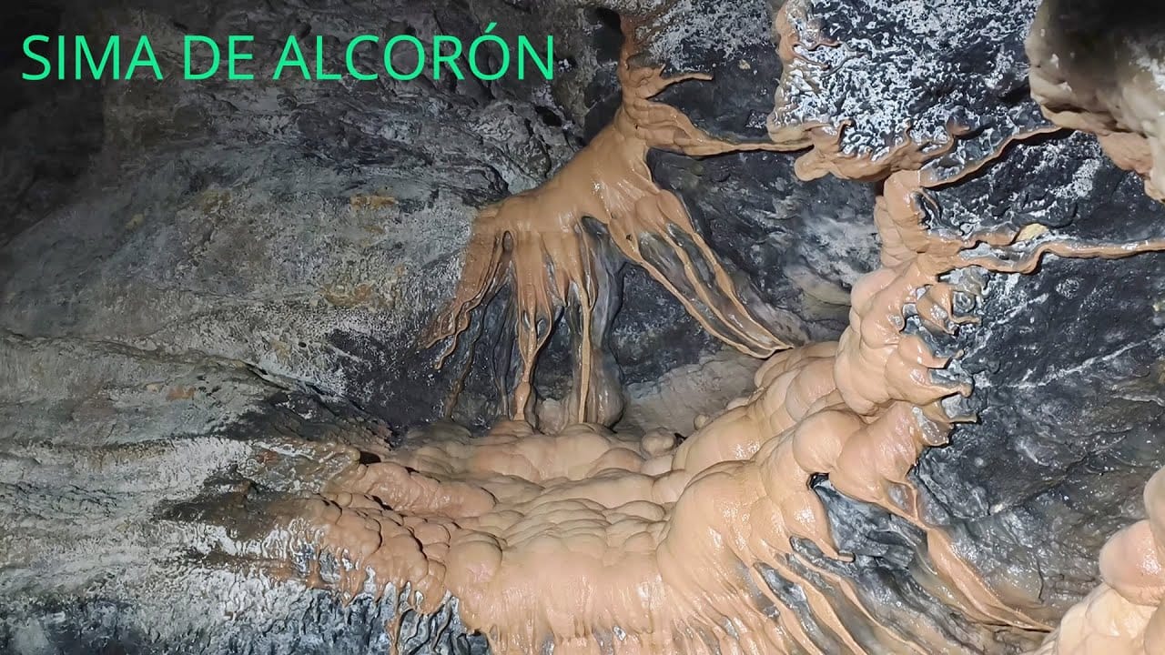 Vídeo reportaje. En la Sima de Alcorón, de 207 peldaños de bajada, la sorpresa está al final, a 62 metros de profundidad Vídeo reportaje. En la Sima de Alcorón, de 207 peldaños de bajada, la sorpresa está al final, a 62 metros de profundidad