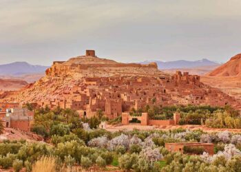 Dos cabalgan juntos. Parada en la cinematográfica Ait Benhaddou y final en Marrakech 10 Dos cabalgan juntos. Parada en la cinematográfica Ait Benhaddou y final en Marrakech