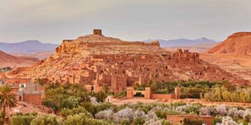 Dos cabalgan juntos. Parada en la cinematográfica Ait Benhaddou y final en Marrakech