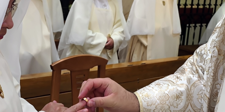 Vídeo reportaje. Profesión religiosa de una monja en un convento de clausura en Cuenca. Te lo contamos