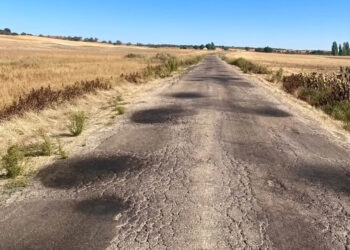 Cayetano Solana denuncia el estado “tercermundista” de la carretera que conecta Torrebuceit y Palomares del Campo