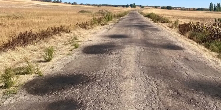 Cayetano Solana denuncia el estado “tercermundista” de la carretera que conecta Torrebuceit y Palomares del Campo