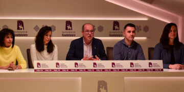 Alberto Rojo presenta más de sesenta medidas sociales y económicas centradas en la juventud, la vivienda, la cultura y el deporte, y los barrios