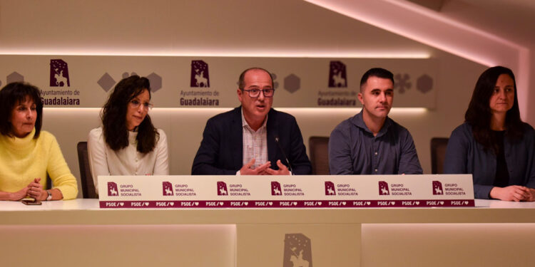 Alberto Rojo presenta más de sesenta medidas sociales y económicas centradas en la juventud, la vivienda, la cultura y el deporte, y los barrios