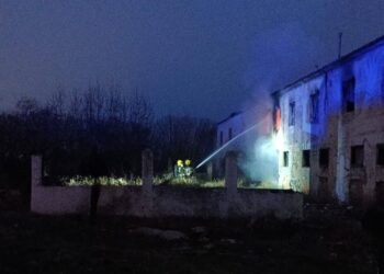 Bomberos de Cuenca extinguen un incendio en una vivienda en ruinas en el Camino de la Abengózar