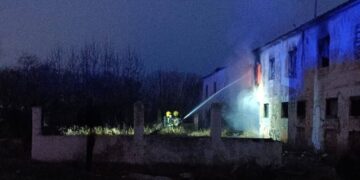 Bomberos de Cuenca extinguen un incendio en una vivienda en ruinas en el Camino de la Abengózar
