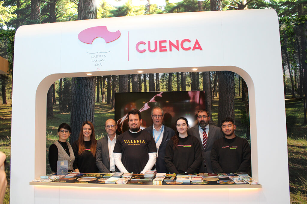 Una delegación formada por el presidente de la organización sectorial, José Manuel Abascal, y el secretario general de la Confederación de Empresarios de Cuenca, Ángel Mayordomo, ha estado presente en el Día de Cuenca en la Feria Internacional de Turismo que se celebra esta semana en Madrid.CEOE CEPYME Cuenca y la Agrupación de Hostelería de Cuenca han regresado un año más a la Feria Internacional de Turismo con el fin de respaldar a las empresas del sector en esta muestra.Una delegación de la organización sectorial y de la Confederación de Empresarios de Cuenca se ha trasladado a las instalaciones de IFEMA en la capital de España para estar con sus asociados en la celebración del Día de Cuenca en FITUR dentro del stand de Castilla-La Mancha.Con su presencia han querido respaldar el esfuerzo diario de las empresas del sector por impulsar la economía y el desarrollo en distintos puntos de la provincia de Cuenca y su esfuerzo por estar presentes en esta muestra.Asimismo, ha querido valorar la implicación de las administraciones locales, así como de la regional y provincial por hacer valer los atractivos patrimoniales, naturales y también gastronómicos en el marco de esta Feria Internacional de Turismo, impulsando de este modo este sector y su desarrollo.Delegación conquenseEn el Día de Cuenca dentro del stand de Castilla-La Mancha en FITUR han estado presentes el vicepresidente de CEOE CEPYME Cuenca y presidente de la Agrupación de Hostelería de Cuenca, José Manuel Abascal, el secretario general de CEOE CEPYME Cuenca, Ángel Mayordomo y el secretario de la Agrupación de Hostelería, Diego López, además de una representación de técnicos de la Confederación de Empresarios de Cuenca.Los responsables empresariales asistieron a las presentaciones realizadas por parte de las diferentes administraciones, entre las que se encuentran las de la Diputación Provincial y el Gobierno de Castilla-La Mancha, con sus iniciativas para impulsar el sector.Asimismo, los responsables de CEOE CEPYME Cuenca y la Agrupación de Hostelería también pudieron departir con las empresas allí presentes para ofrecerles su respaldo y colaboración para potenciar el turismo.
