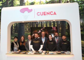 Una delegación formada por el presidente de la organización sectorial, José Manuel Abascal, y el secretario general de la Confederación de Empresarios de Cuenca, Ángel Mayordomo, ha estado presente en el Día de Cuenca en la Feria Internacional de Turismo que se celebra esta semana en Madrid. CEOE CEPYME Cuenca y la Agrupación de Hostelería de Cuenca han regresado un año más a la Feria Internacional de Turismo con el fin de respaldar a las empresas del sector en esta muestra. Una delegación de la organización sectorial y de la Confederación de Empresarios de Cuenca se ha trasladado a las instalaciones de IFEMA en la capital de España para estar con sus asociados en la celebración del Día de Cuenca en FITUR dentro del stand de Castilla-La Mancha. Con su presencia han querido respaldar el esfuerzo diario de las empresas del sector por impulsar la economía y el desarrollo en distintos puntos de la provincia de Cuenca y su esfuerzo por estar presentes en esta muestra. Asimismo, ha querido valorar la implicación de las administraciones locales, así como de la regional y provincial por hacer valer los atractivos patrimoniales, naturales y también gastronómicos en el marco de esta Feria Internacional de Turismo, impulsando de este modo este sector y su desarrollo. Delegación conquense En el Día de Cuenca dentro del stand de Castilla-La Mancha en FITUR han estado presentes el vicepresidente de CEOE CEPYME Cuenca y presidente de la Agrupación de Hostelería de Cuenca, José Manuel Abascal, el secretario general de CEOE CEPYME Cuenca, Ángel Mayordomo y el secretario de la Agrupación de Hostelería, Diego López, además de una representación de técnicos de la Confederación de Empresarios de Cuenca. Los responsables empresariales asistieron a las presentaciones realizadas por parte de las diferentes administraciones, entre las que se encuentran las de la Diputación Provincial y el Gobierno de Castilla-La Mancha, con sus iniciativas para impulsar el sector. Asimismo, los responsables de CEOE CEPYME Cuenca y la Agrupación de Hostelería también pudieron departir con las empresas allí presentes para ofrecerles su respaldo y colaboración para potenciar el turismo.