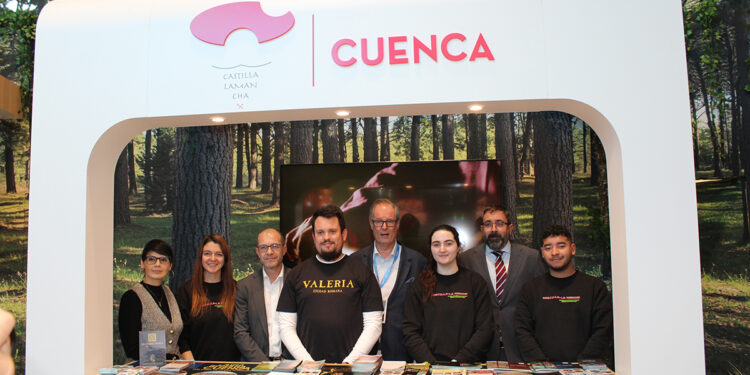 Una delegación formada por el presidente de la organización sectorial, José Manuel Abascal, y el secretario general de la Confederación de Empresarios de Cuenca, Ángel Mayordomo, ha estado presente en el Día de Cuenca en la Feria Internacional de Turismo que se celebra esta semana en Madrid. CEOE CEPYME Cuenca y la Agrupación de Hostelería de Cuenca han regresado un año más a la Feria Internacional de Turismo con el fin de respaldar a las empresas del sector en esta muestra. Una delegación de la organización sectorial y de la Confederación de Empresarios de Cuenca se ha trasladado a las instalaciones de IFEMA en la capital de España para estar con sus asociados en la celebración del Día de Cuenca en FITUR dentro del stand de Castilla-La Mancha. Con su presencia han querido respaldar el esfuerzo diario de las empresas del sector por impulsar la economía y el desarrollo en distintos puntos de la provincia de Cuenca y su esfuerzo por estar presentes en esta muestra. Asimismo, ha querido valorar la implicación de las administraciones locales, así como de la regional y provincial por hacer valer los atractivos patrimoniales, naturales y también gastronómicos en el marco de esta Feria Internacional de Turismo, impulsando de este modo este sector y su desarrollo. Delegación conquense En el Día de Cuenca dentro del stand de Castilla-La Mancha en FITUR han estado presentes el vicepresidente de CEOE CEPYME Cuenca y presidente de la Agrupación de Hostelería de Cuenca, José Manuel Abascal, el secretario general de CEOE CEPYME Cuenca, Ángel Mayordomo y el secretario de la Agrupación de Hostelería, Diego López, además de una representación de técnicos de la Confederación de Empresarios de Cuenca. Los responsables empresariales asistieron a las presentaciones realizadas por parte de las diferentes administraciones, entre las que se encuentran las de la Diputación Provincial y el Gobierno de Castilla-La Mancha, con sus iniciativas para impulsar el sector. Asimismo, los responsables de CEOE CEPYME Cuenca y la Agrupación de Hostelería también pudieron departir con las empresas allí presentes para ofrecerles su respaldo y colaboración para potenciar el turismo.