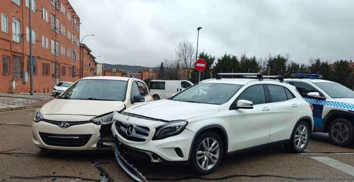 Colisión entre dos vehículos en el barrio de Villa Román de Cuenca