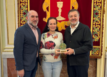 Dolz entrega a Ana Belén Yuste el Premio Ciudad de Cuenca 2025 por su Labor Educativa