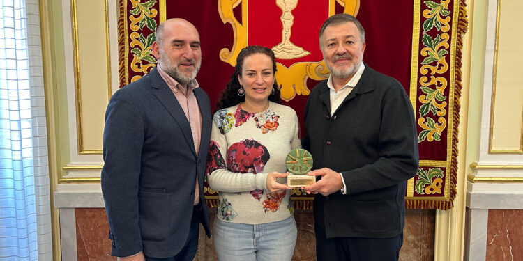 Dolz entrega a Ana Belén Yuste el Premio Ciudad de Cuenca 2025 por su Labor Educativa