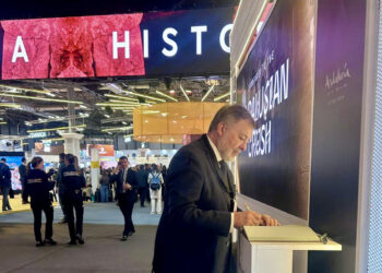 Dolz firma en el libro de condolencias de Adamuz en FITUR 2 Dolz firma en el libro de condolencias de Adamuz en FITUR