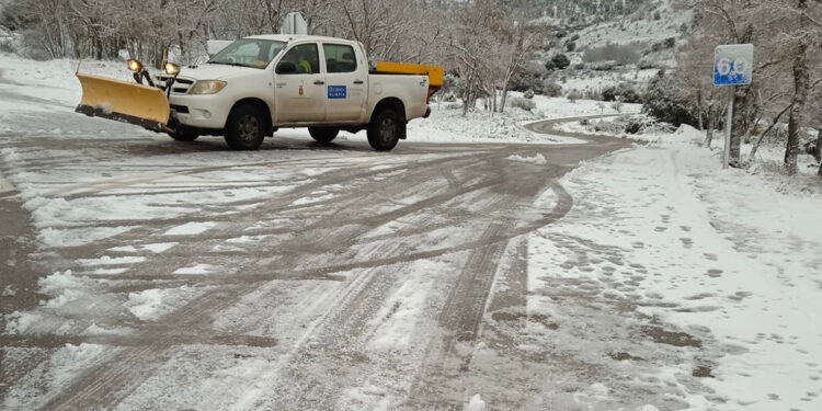 El Ayuntamiento de Cuenca despliega un dispositivo preventivo de sal ante la alerta por hielo