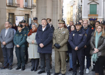 El Ayuntamiento de Cuenca realiza un minuto de silencio por las víctimas del terrible accidente de trenes en Adamuz