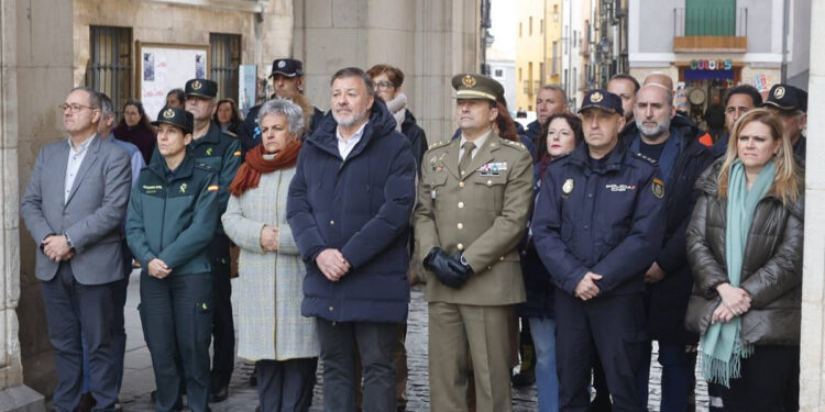 El Ayuntamiento de Cuenca realiza un minuto de silencio por las víctimas del terrible accidente de trenes en Adamuz