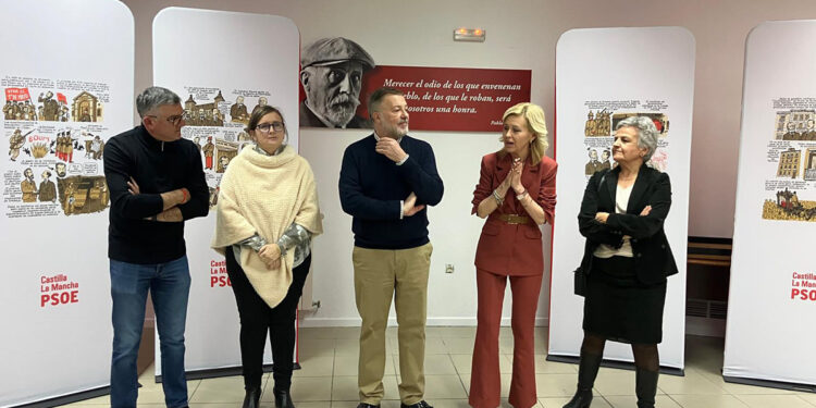 El PSOE de Cuenca inaugura la exposición “La palabra encendida” que reivindica los valores socialistas