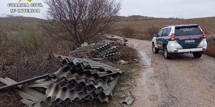 El Seprona investiga en Guadalajara a dos personas por retirar placas de uralita sin autorización ni la formación