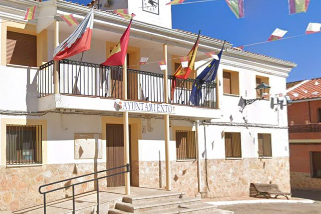 El alcalde de Puebla de Almenara rechaza las acusaciones del PSOE local y defiende la legalidad y transparencia de la gestión municipal