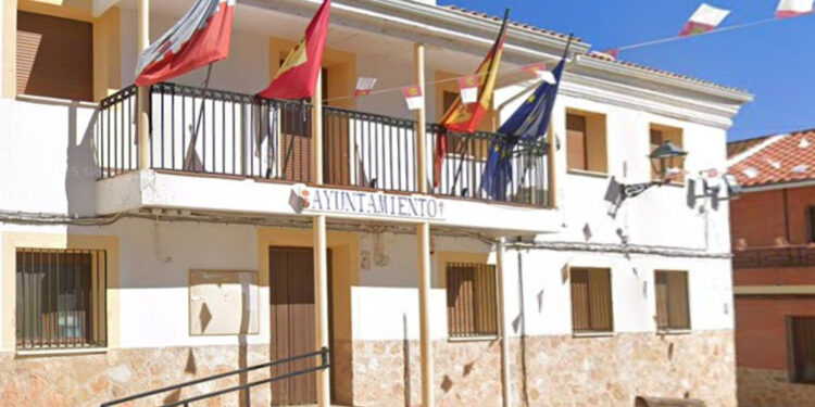 El alcalde de Puebla de Almenara rechaza las acusaciones del PSOE local y defiende la legalidad y transparencia de la gestión municipal