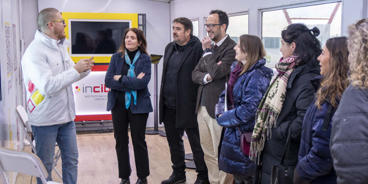 El secretario de Estado de Telecomunicaciones visita en Marchamalo el Roadshow de #ExperienciaINCIBE