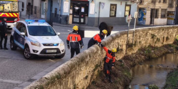 Esto no es ocio, es incivismo La Policía Local de Cuenca denuncia la suciedad acumulada en el río Huécar tras el fin de semana