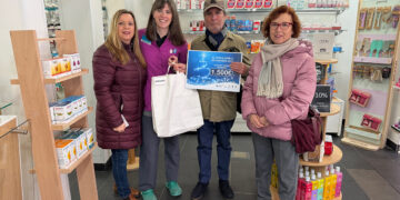 Felipe Ballesteros realiza las compras del segundo premio de los 1.500 euros del Doble, Doble de Navidad en los comercios asociados a FEDECO