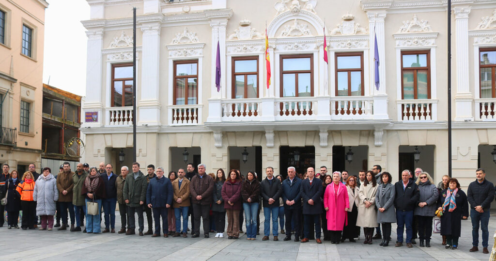 Guadalajara guarda un minuto de silencio de duelo y respeto por las víctimas del trágico accidente de Adamuz