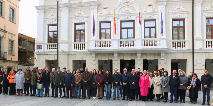 Guadalajara guarda un minuto de silencio de duelo y respeto por las víctimas del trágico accidente de Adamuz