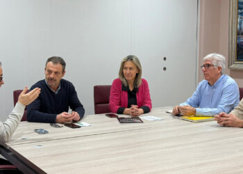 Guarinos mantiene una reunión con la Agrupación Fotográfica para avanzar en las líneas de colaboración