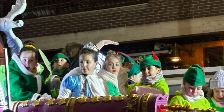 La ilusión de los Reyes Magos inunda Cuenca con una Cabalgata de luz, ilusión y 3.000 kilos de caramelos