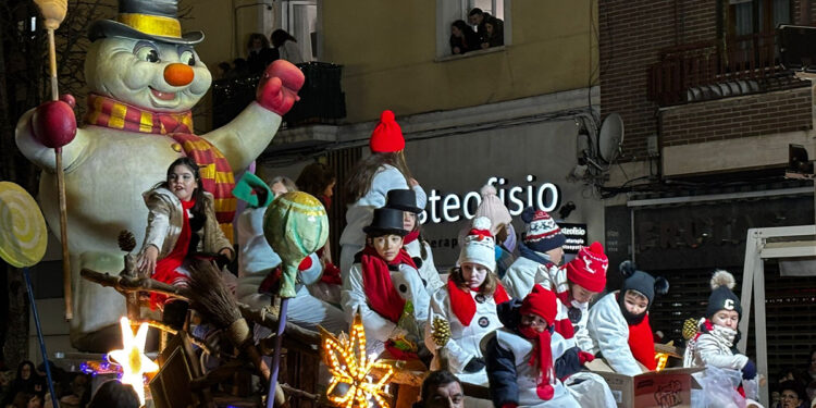 La ilusión de los Reyes Magos inunda Cuenca con una Cabalgata de luz, ilusión y 3.000 kilos de caramelos