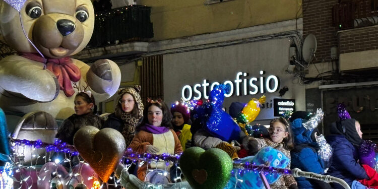 La ilusión de los Reyes Magos inunda Cuenca con una Cabalgata de luz, ilusión y 3.000 kilos de caramelos