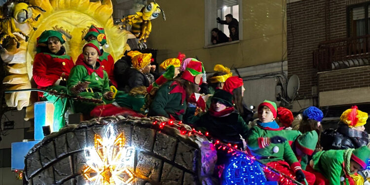 La ilusión de los Reyes Magos inunda Cuenca con una Cabalgata de luz, ilusión y 3.000 kilos de caramelos