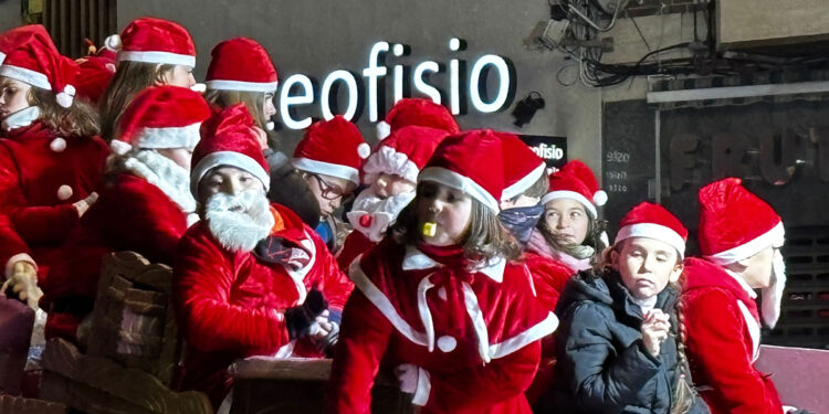 La ilusión de los Reyes Magos inunda Cuenca con una Cabalgata de luz, ilusión y 3.000 kilos de caramelos