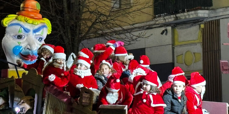La ilusión de los Reyes Magos inunda Cuenca con una Cabalgata de luz, ilusión y 3.000 kilos de caramelos