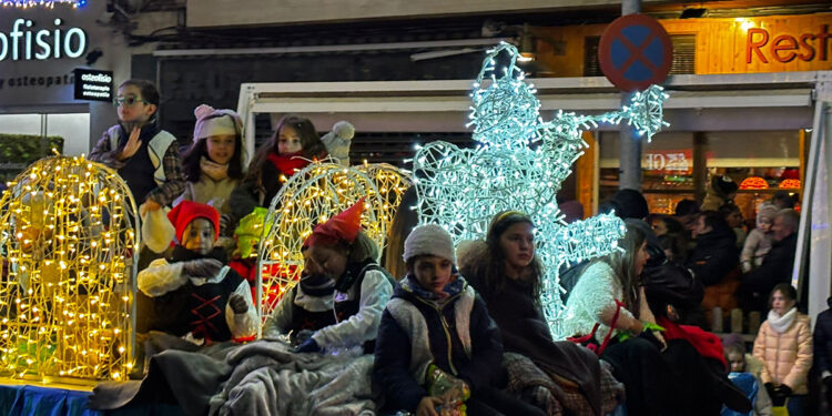 La ilusión de los Reyes Magos inunda Cuenca con una Cabalgata de luz, ilusión y 3.000 kilos de caramelos