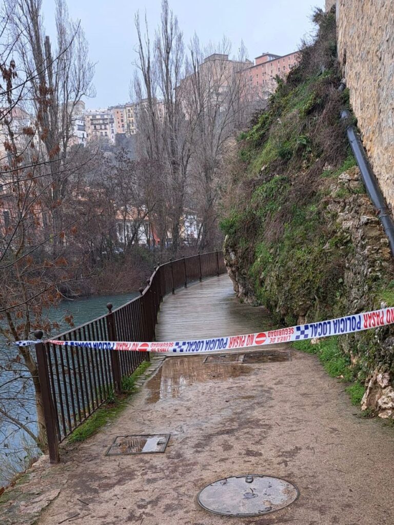 Cortado el paseo peatonal del Júcar en Cuenca por desprendimiento de rocas